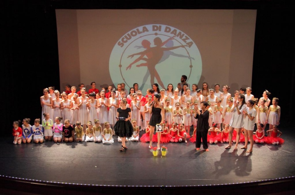 Si è svolto il giorno 10 giugno presso il teatro Rosmini di Borgomanero (NO), il doppio "Sold Out" per i saggi della Scuola di danza "FLY DANCE" di Veruno (NO) - A.S.D. affiliata al Comitato provinciale dell´ACSI di Novara. Molto soddisfatte e fiere dei loro allievi le tre insegnanti: Veruska Neri, Laura Mazzola e Farrè Jimeno.